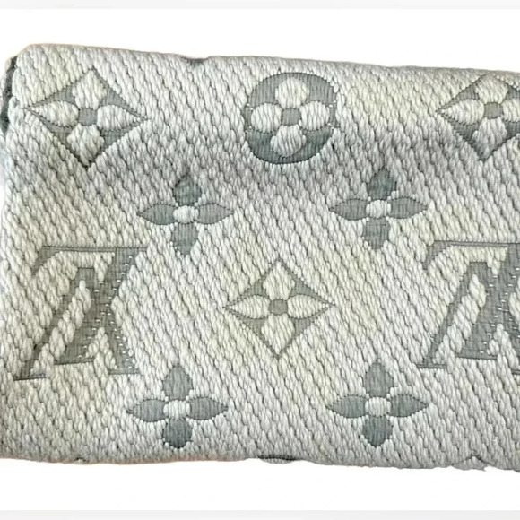 Louis Vuitton scarf - Picture 1 of 4